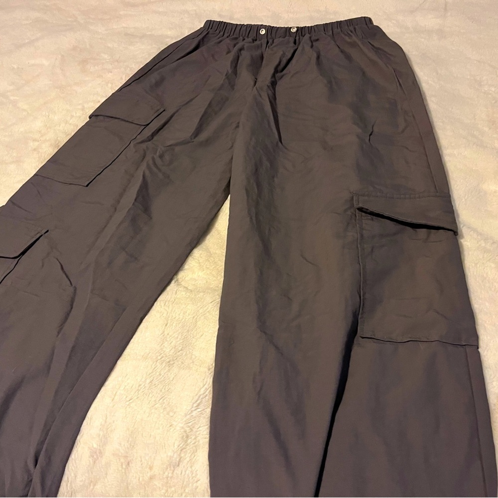 Baggy, parachute pants, so cute! Comfortable and true to size.
